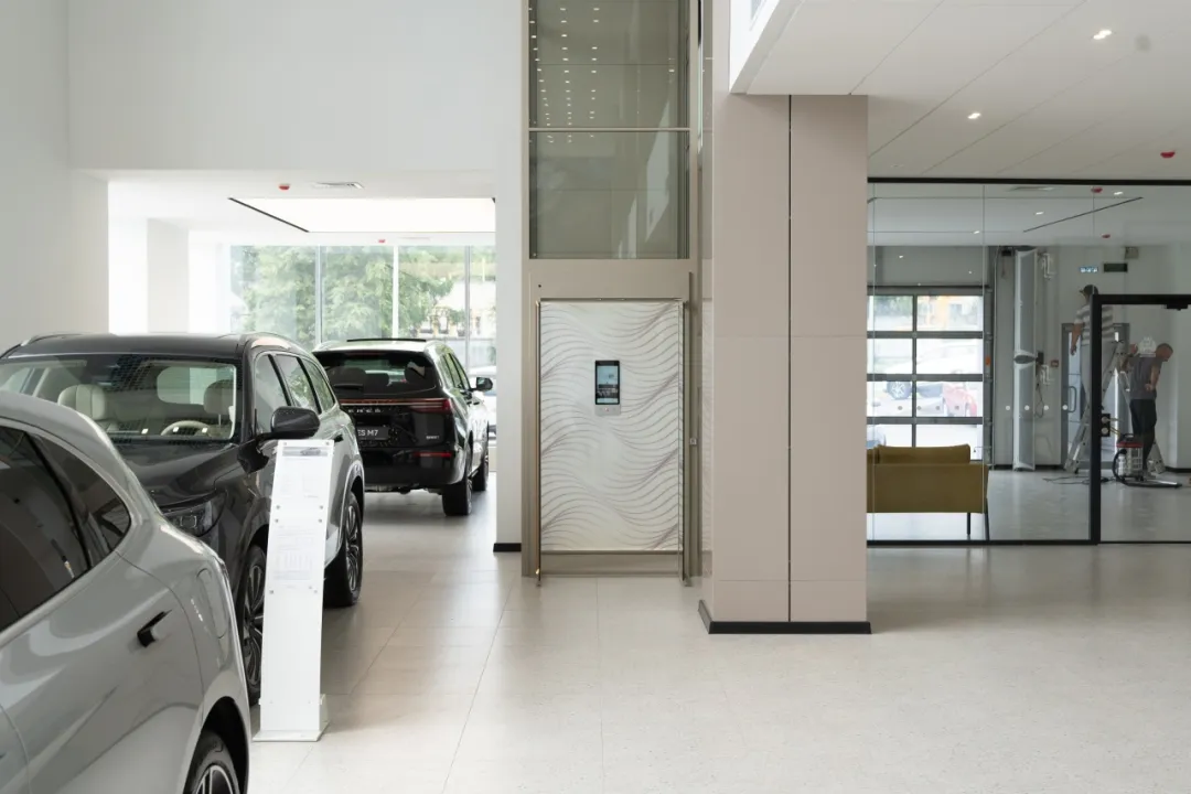 弗朗茨亮相俄罗斯华为问界4S店，开启智能出行新高度